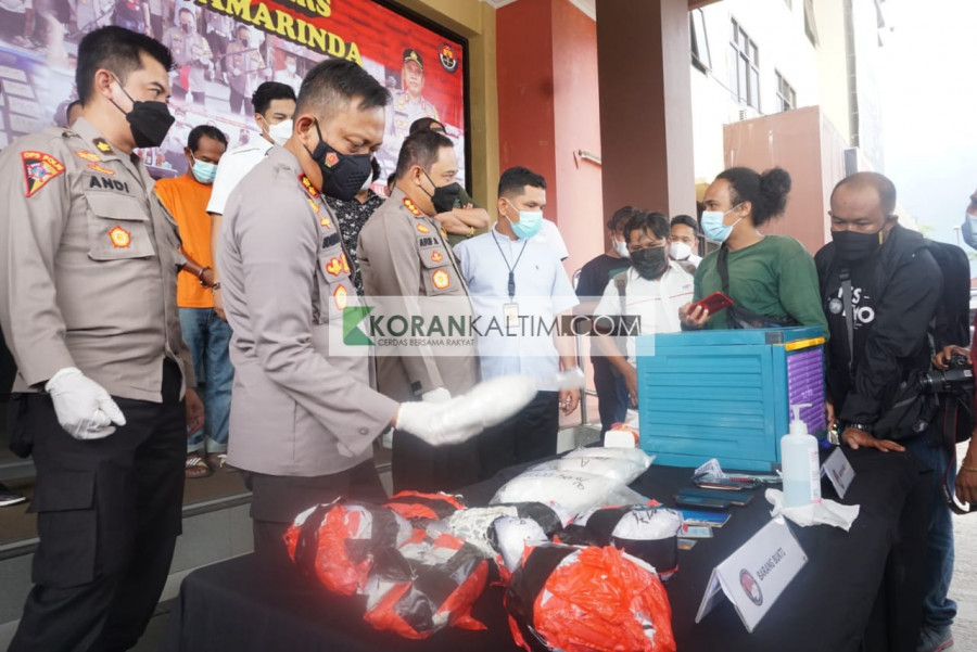 Rilis ungkapan sabu sabu miliaran bersama dua kurirnya Rabu (19/5/2021) kemarin. (Foto:Nancy/korankaltim.com)