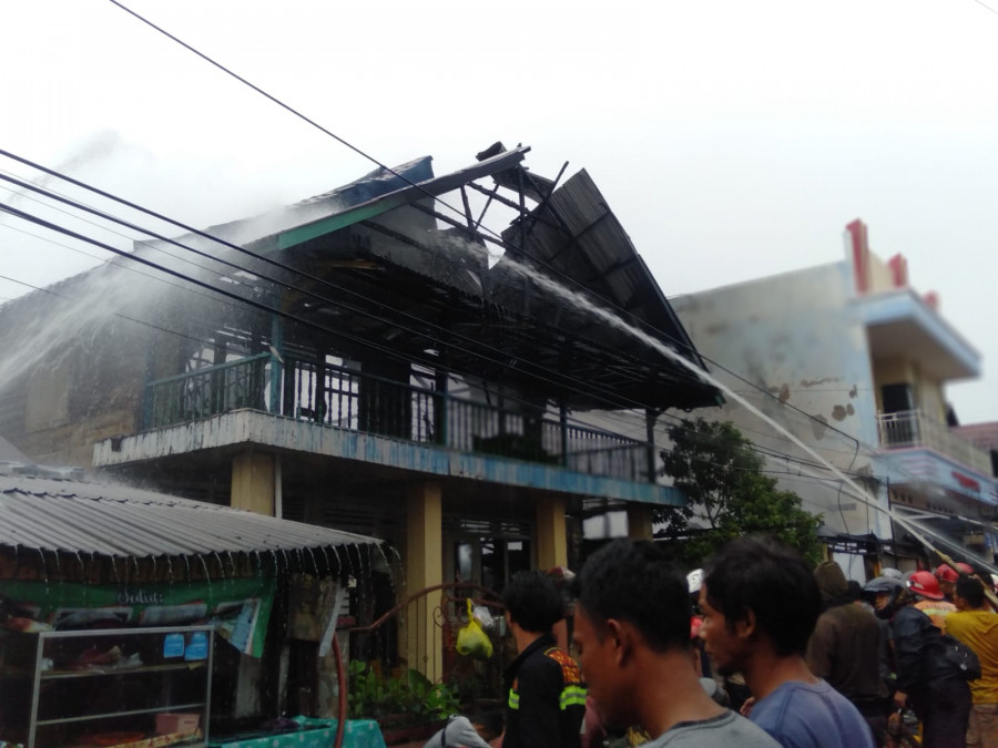 Rumah bertingkat yang dilahap api, yang berhasil dipadamkan petugas ganungan Senin (28/3/2022) pagi tadi.(Foto:Nancy/korankaltim.com)