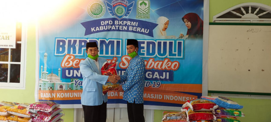 Penyerahan bantuan oleh Ketua BKPMRI Berau. File : istimewa
