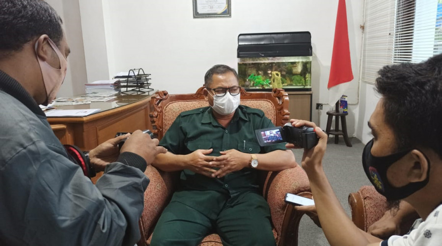 Ketua KPU Kota Balikpapan Noor Thoha saat diwawancarai media terkait pelaksanaan pemutakhiran data pemilih. (Foto: Hendra/korankaltim.com)