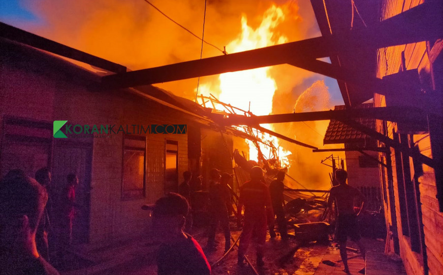Situasi Terkini Kebakaran di Jalan Mangkuraja Satu Blok A, Kelurahan Loa Ipuh, Tenggarong pada Rabu (10/2/2021) petang. (Foto: Reza / Korankaltim.com)