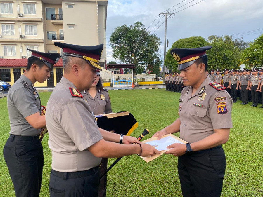 Saat kapolres berau secara langsung memberikan penghargaan prestasi. (File : Humas polres)