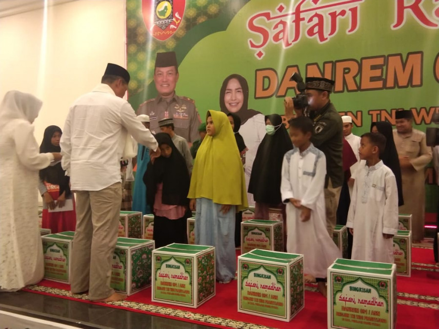 Brigjen Inf Widi Prasetijono memberikan bingkisan kepada sejumlah anak panti asuhan di wilayah setempat. (Erwin/KoranKaltim.Com)