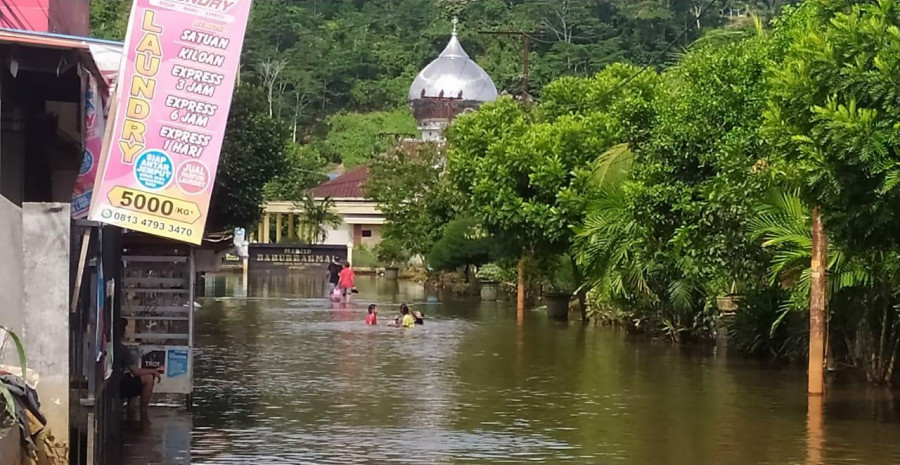 Kondisi banjir yang merendam di kawasan Griya Mukti Sempaja Selatan Kamis (28/5/2020) hari ini. (Foto:Nancy/korankaltim.com)