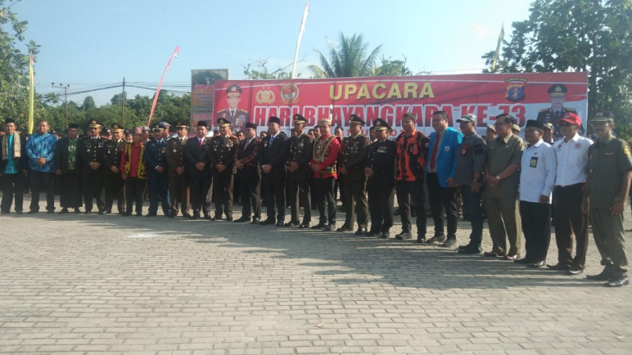 Bupati Kutai Barat Berfoto Bersama Usai Pelaksanaan Apel Pagi Dalam Rangka HUT Bhayangkara ke 73