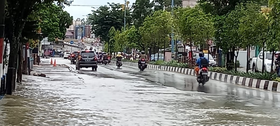 Kawasan flyover di Jalan Ir H Juanda yang tergenang banjir pagi tadi. (Aspian)