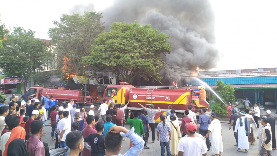 Petugas BPBD Balikpapan beserta masyarakat tengah melakukan pemadaman (ist)