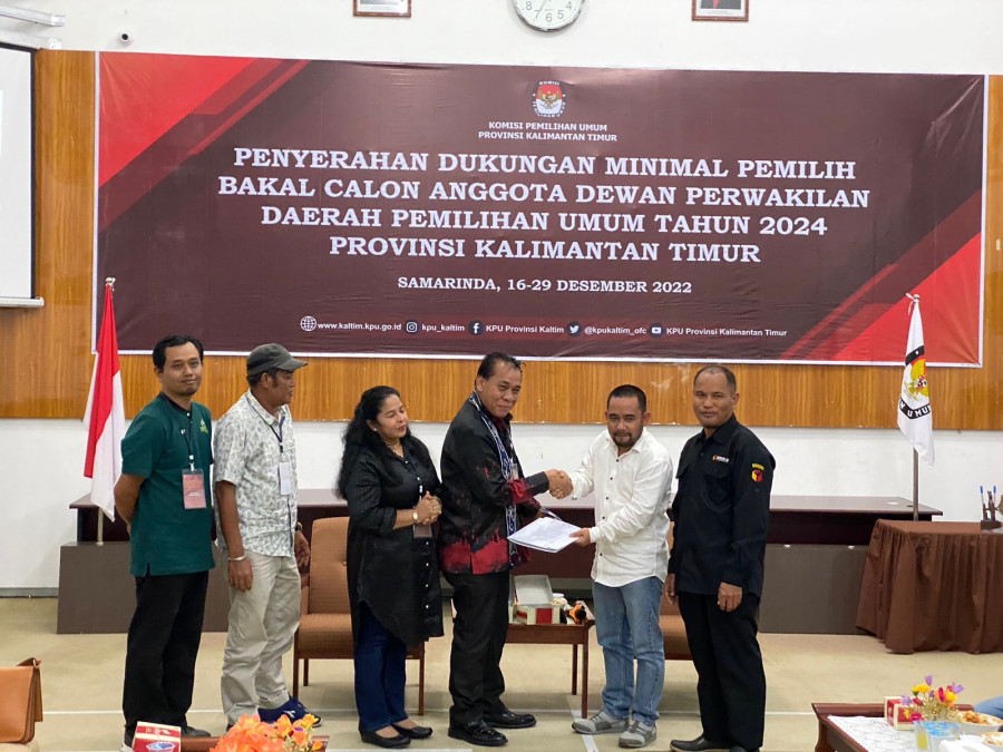 Mantan Anggota DPRD Bontang dan DPRD Kaltim Doddy Rondonuwu serahkan minimal dukungan sebagai bakal calon anggota DPD RI ke KPU Kaltim, Kamis (29/12/2022) malam. (Foto: Faishal Ays/Korankaltim.com)