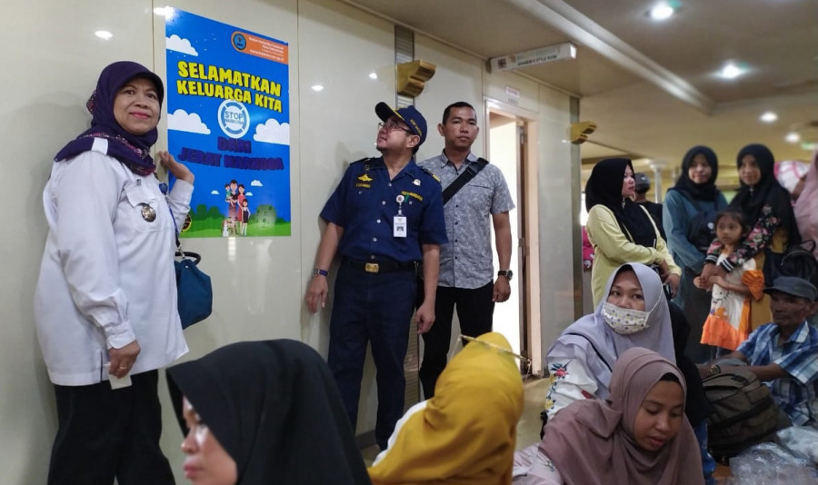 Kepala BNNK Samarinda, AKBP Siti Zaekhomsyah bersama pihak KSOP dan Kepolsian Kawasa Pelabuhan saat sosialisasi dan pemasangan stiker himbauan bahaya narkoba. (Foto: Nancy/korankaltimcom)