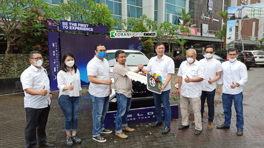 Operation Manager Auto2000 Wilayah Kalbanus Haris Prasetya menyerahkan kunci mobil secara simbolik kepada konsumen saat peluncuran All New Avanza dan All New Veloz. (Foto: Hendra/KoranKaltim.Com)