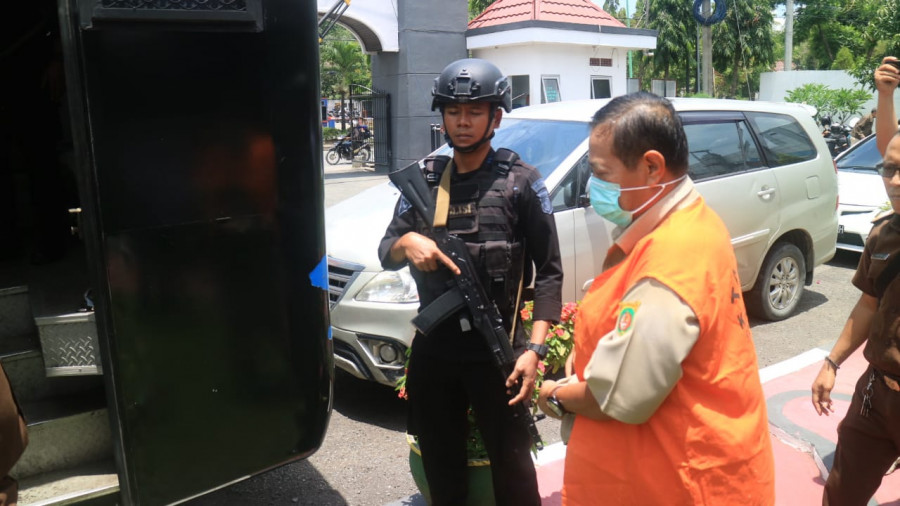 SS usai dilakukan pemeriksaan di Kejari Samarinda pada Selasa (8/10) tadi di Jalan M Yamin, yang langsung dilakukan penahanan. (Foto: Nancy/korankaltimcom)