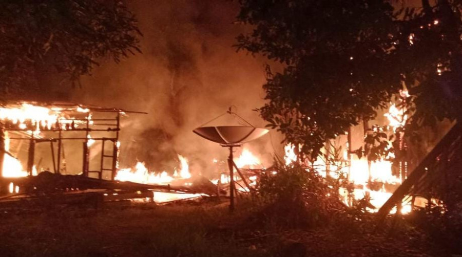 Kebakaran di rumah ramli, desa Tuana Tuha, Kenohan tadi malam (25/5/2020) (foto: Kapolsek Kenohan AKP Salamun)