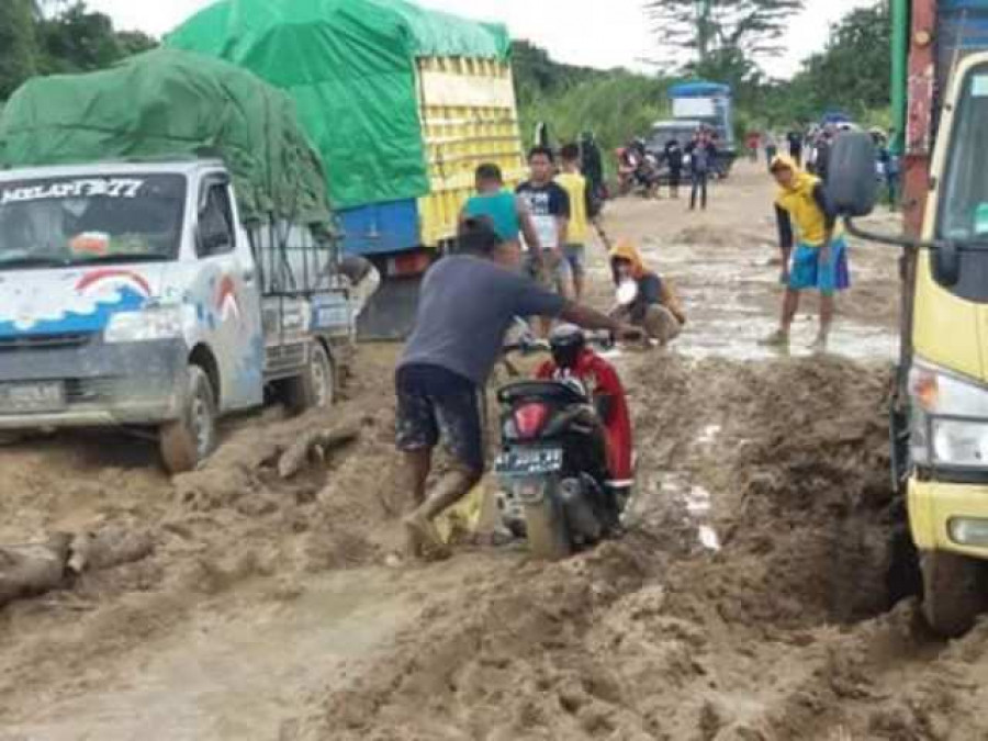 RUSAK: Kondisi jalan sebelimbingan yang kian parah.