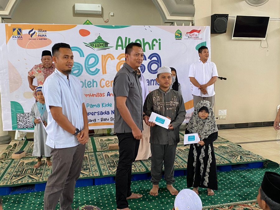 Penyerahan Santunan dan Beasiswa kepada anak Yatim Oleh OT Pamapersada Nusantara(Foto : Dwi Cahyo / Koran Kaltim)