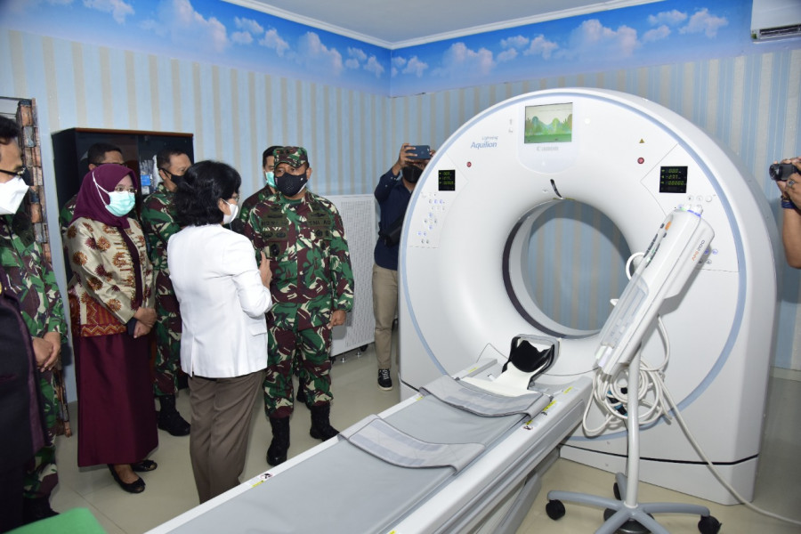 Pangdam VI Mulawarman Mayjen TNI Heri Wiranto saat mengunjungi ruang CT-Scan Multislice 160 di Rumah Sakit Dr. R Hardjanto Balikpapan (Yudi Hadi)