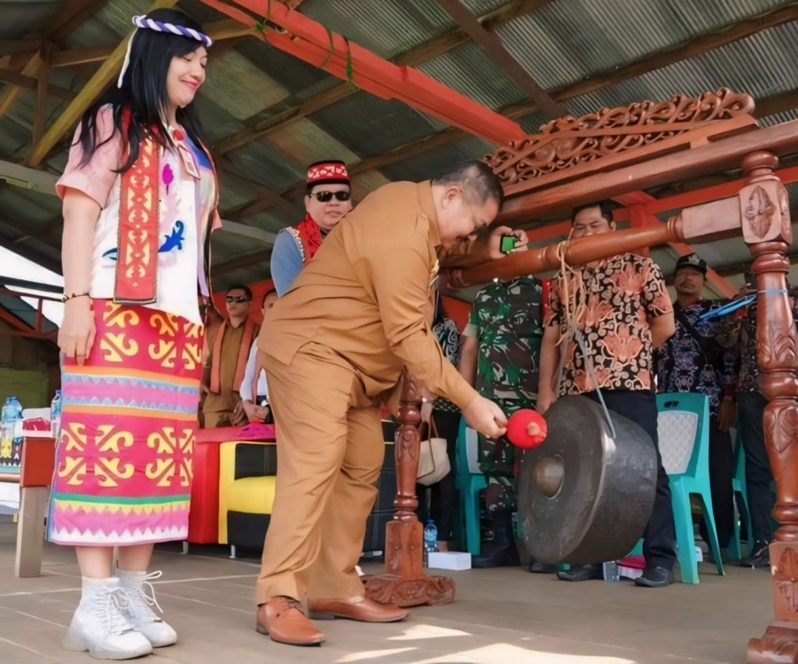 Sekda Kutai Barat, Ayonius menabuh gong menandakan berakhirnya Festival Luuq Melapeh dari tanggal 15 - 22 Juli 2024 di Melapeh Kecamatan Linggang Bigung Kutai Barat. (Foto: Istimewa)
