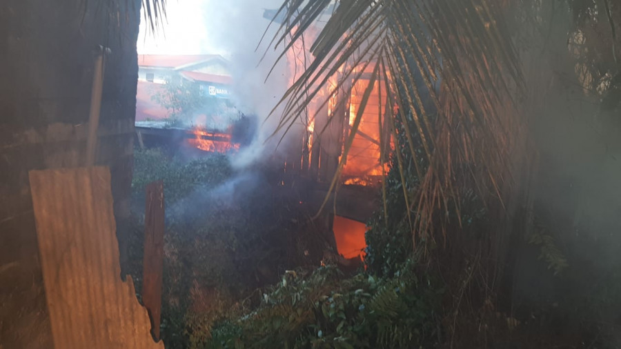 Kobaran api membara di pemukiman padat Balikpapan, Senin (28/8). (Foto: Istimewa)