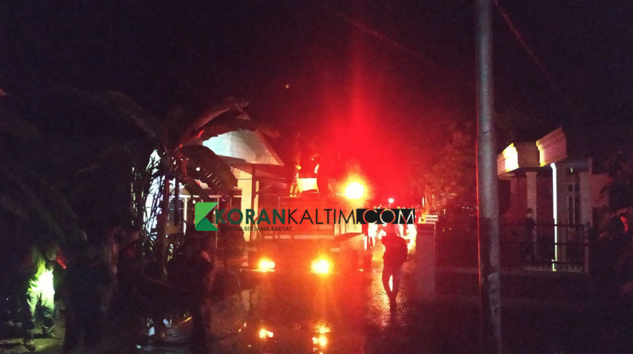 Pemadam kebakaran saat memadamkan api. (Foto: Sabri/Korankaltim.com)
