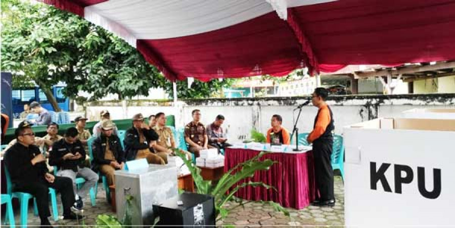 Pemkot Balikpapan bersama Forkopimda saat mendengarkan penjelasan dari Ketua KPPS di TPS 06 Gunung Samarinda Baru. (Hendra/Koran Kaltim)