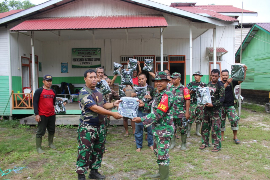 Para anggota satgas saat menerima kaos kerja yang akan digunakan dalam melaksanakan giat TMMD di Kampung Kelian. (Kodim 0912/KBR)
