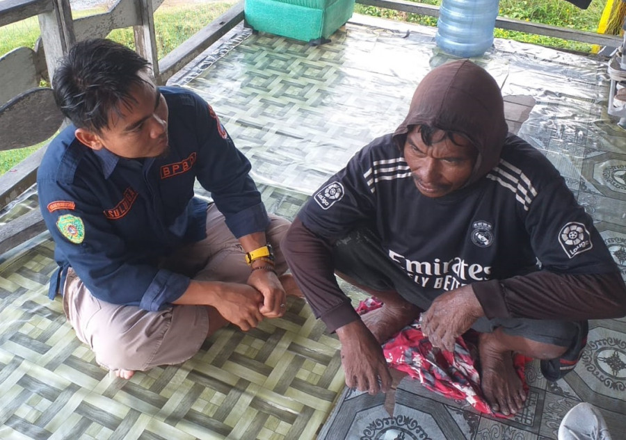 Petugas BPBD PPU menemui Lukman di kediamannya di Jalan Nelayan RT 03 Desa Api-Api, Kecamatan Waru. (Foto: Istimewa)