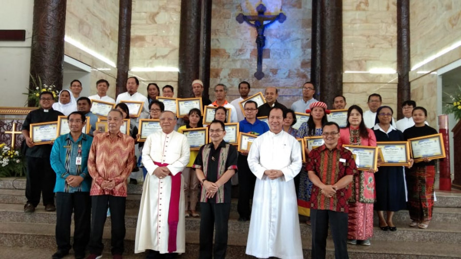 Sekretaris Daerah Kabupaten Kutai Barat, Drs. Yacob Tullur Berfoto Bersama Dengan Perwakilan 24 Paroki Yang Ikuti Jambore SEKAMI se-Kalimantan Timur