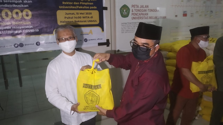Rektor Universitas Mulawarman Kaltim, Masjaya saat menyerahkan paket sembako. (Fairus/Korankaltim.com)