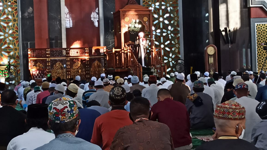 Jamaah mendengarkan khotbah yang disampaikan Ustaz Agus Chairul Huda. Salat Iduladha di Masjid Agung At Taqwa menerapkan protokol kesehatan sangat ketat. (Foto: Hendra/KoranKaltim.Com)