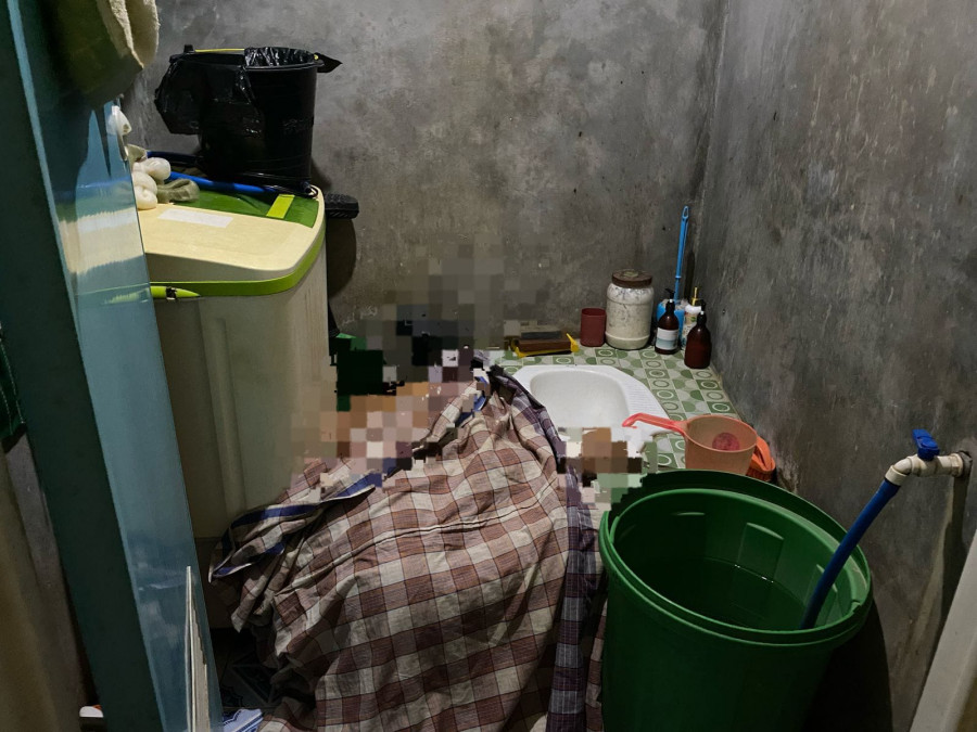 Jasad S (53) saat ditemukan di kamar mandi. (Istimewa)