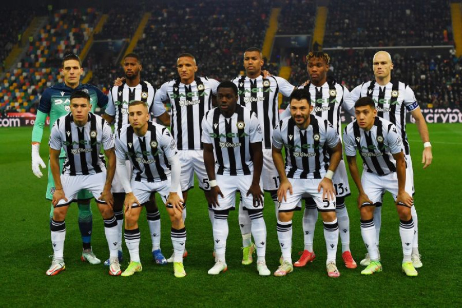 Para pemain Udinese berpose bersama sebelum pertandingan Liga Italia melawan AC Milan di Dacia Arena, Udine, Italia, 11 Desember 2021. (REUTERS/DANIELE MASCOLO)