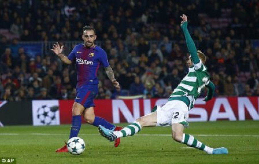TAK MENYANGKA: Momen saat mantan pemain Barcelona Jeremy Mathieu (2) melakukan gol bunuh diri ke gawang timnya sendiri, Sporting CP di Camp Nou kemarin.