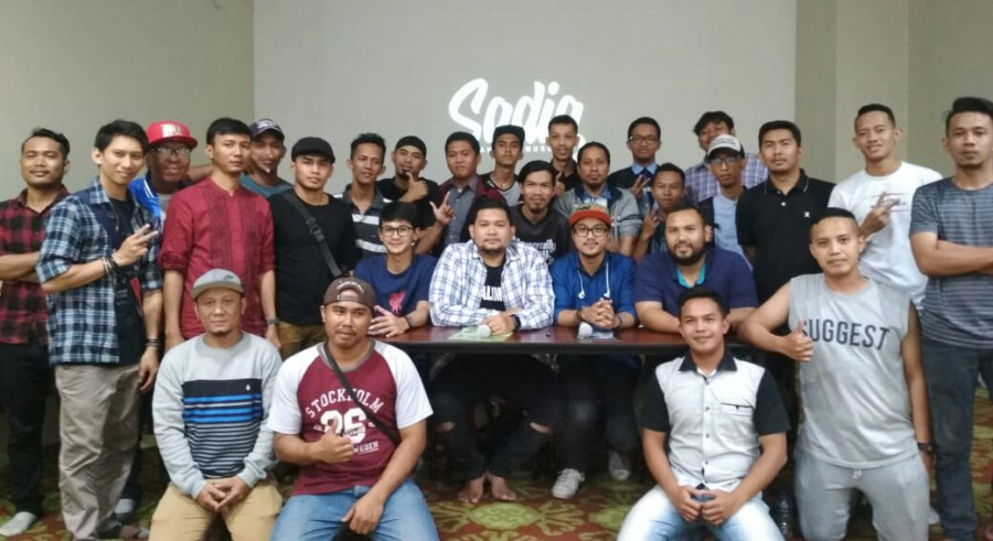 Sadiq bersama berbagai komunitas saat melakukan pers rilis, di Hotel Selyca Mulya, Rabu (24/10) malam.