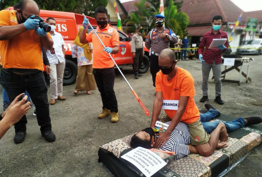 Rekontruksi saat tersangka Jabarudin (34) beradegan saat menghabisi kekasihnya Jumat (4/12/2020) di Polsek Samarinda Kota.(Foto:Nancy/korankaltim.com)