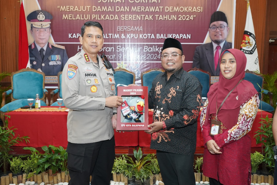 Dirbinmas Polda Kaltim, Kombes Pol Anggie Yulianto Putro menerima cendera mata dari KPU Kota Balikpapan berupa maskot Pilkada 2024. (Foto: Humas Polda Kaltim)