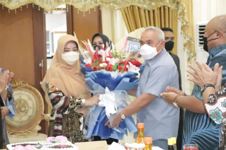 Gubernur Kaltim Isran Noor memberikan buket bunga kepada Bupati Berau Sri Juniarsih Mas yang sedang berulang tahun. (Foto: Diskominfo Kaltim)