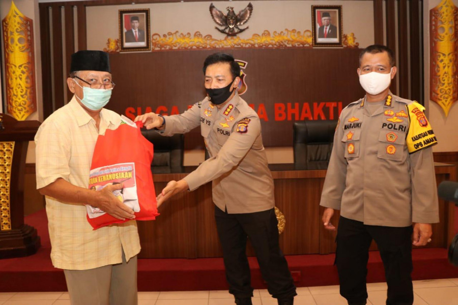 Bantuan secara simbolis diberikan oleh Karo SDM Polda Kaltim Kombes Pol Marjuki didampingi Kabid Humas Polda Kaltim Kombes Pol Ade Yaya. (Ist)