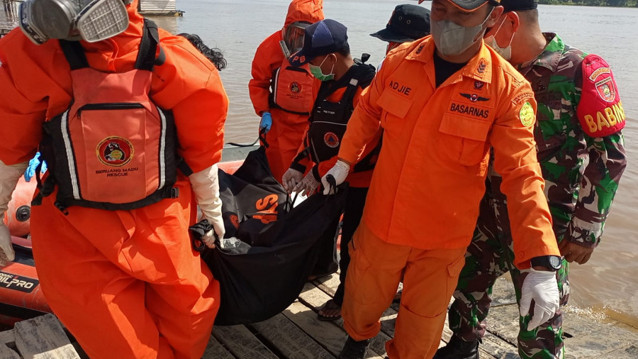 Tim SAR Terpadu bersama para relawan berhasil menemukan dan mengevakuasi jasad ABK TB Gonaya 10 yang hilang pada Kamis (14/10) malam lalu. (Foto: Istimewa)