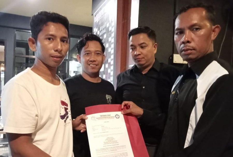Perwakilan pihak keluarga bayi bernama Nadhifa berusia 6 bulan yang meninggal di IGD RSUD AWS, didampingi dua kuasa hukumnya, saat melaporkan dugaan kelalaian penangan pasien yang dilakukan RSUD AWS beberapa waktu lalu. (Foto:Dok.korankaltim.com)