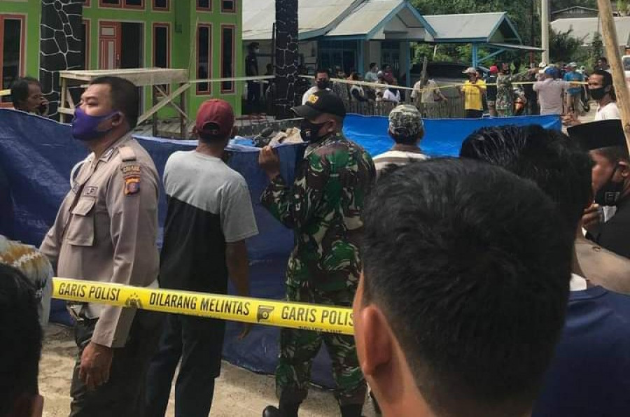Proses evakuasi jasad korban oleh tim aparat dibantu warga sekitar (Foto: Istimewa)
