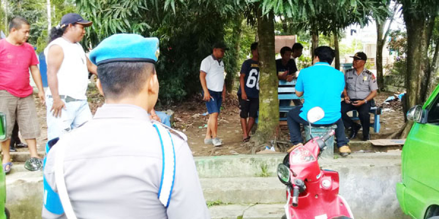 REDAM KETEGANGAN: Sejumlah anggota kepolisian mendatangi terminal angkutan serta pangkalan ojek untuk meredakan ketegangan antar pengemudi angkutan konvensional dan ojek online yang pernah terjadi sebelumnya (Foto: Istimewa)