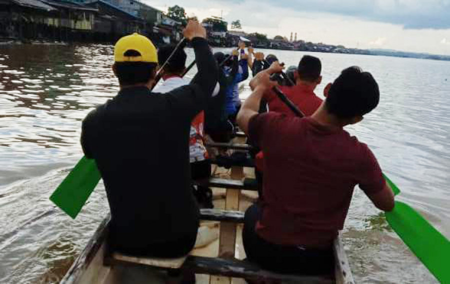Tim dayung Kaltim saat menjalani latihan di sungai pada sore hari, sambil menunggu waktu berbuka puasa.(Foto:Ist)