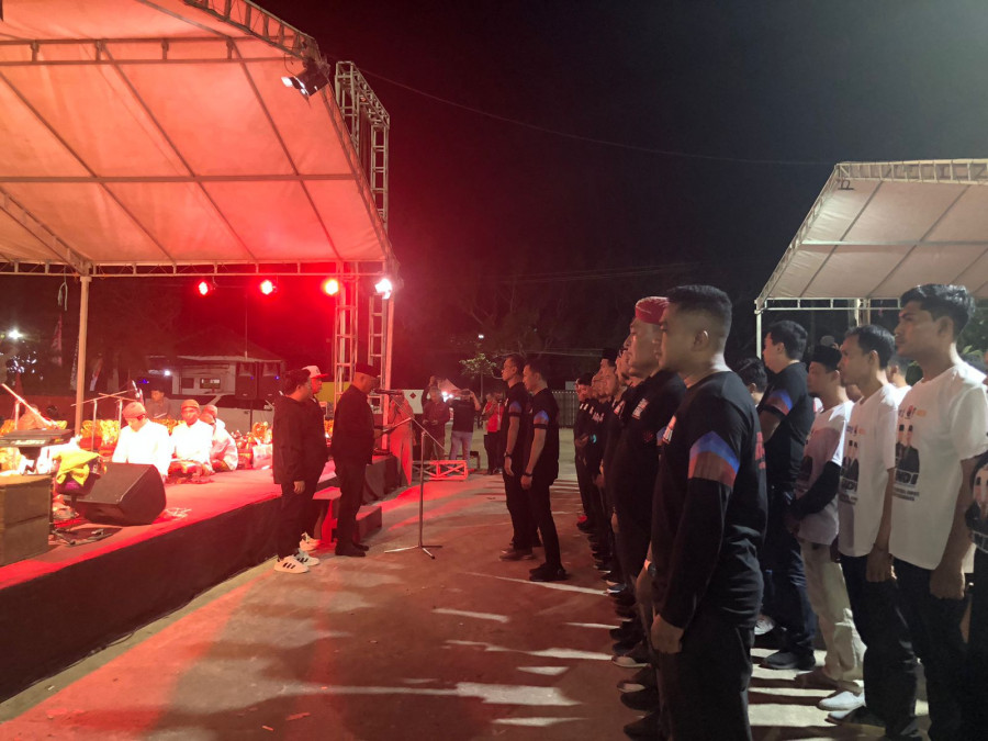 Edi Damansyah saat mengukuhkan tim pemenagan pada Minggu (22/9/2024) (Erlita/korankaltim.com)