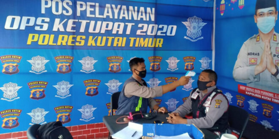 Pemeriksaan sahu tubuh salah satu personil di Posko penjagaan operasi ketupat mahakam 2020 (Foto: Istimewa/korankaltim.com)