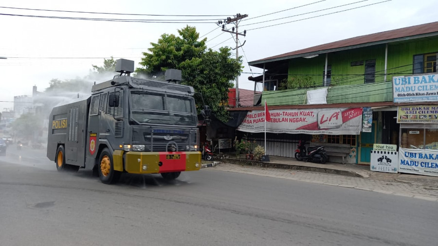Water Canon Polres Bontang pagi ini, Rabu (26/8/2020), menyemprot sepanjang jalan yang ada di Kota Bontang. ( Foto: Olis/korankaltimcom)