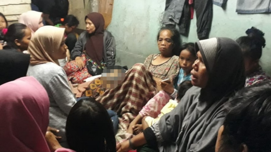 Korban yang ditemukan didalam sumur tua, langsung dibawa kerumah duka Jumat (19/4) kemarin.