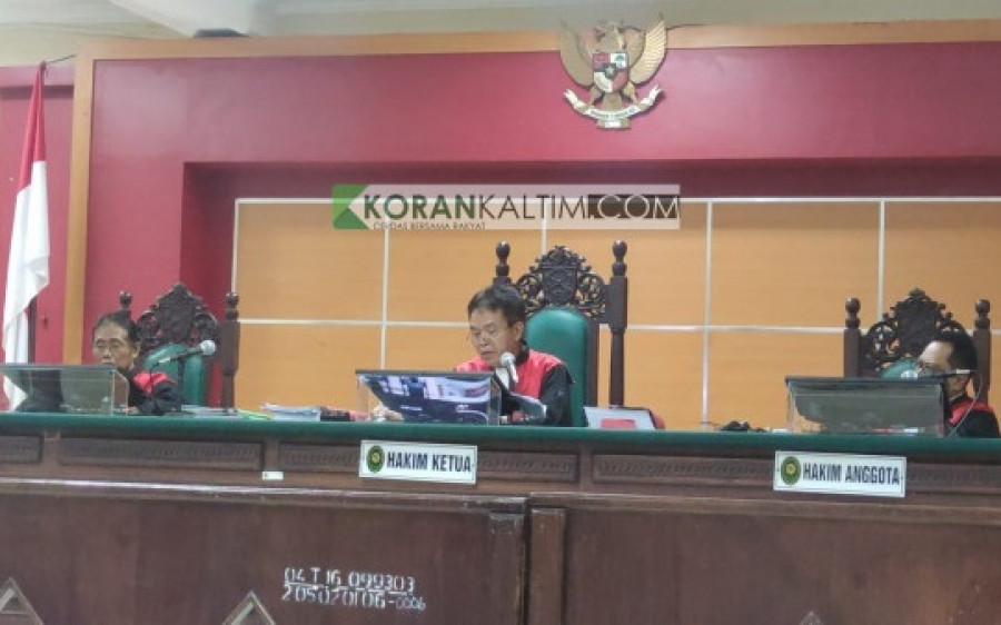 Hakim Ketua Ibrahim Palino didampingi dua Hakim Anggota yakni Sutarmo dan Arief Wicaksono. (Foto: Yudi Hadi/Korankaltim.com)