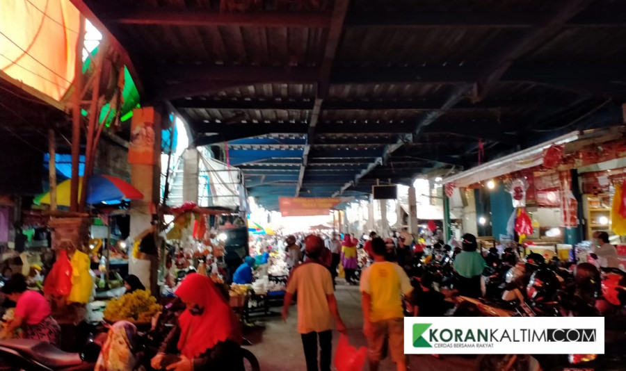 Suasana Pasar Segiri yang lebih ramai dari biasanya, nampak warga yang ramai membeli kebutuhan pokok untuk 2hari kedepan. (Foto: Ainur Rofiah/KoranKaltim.Com)