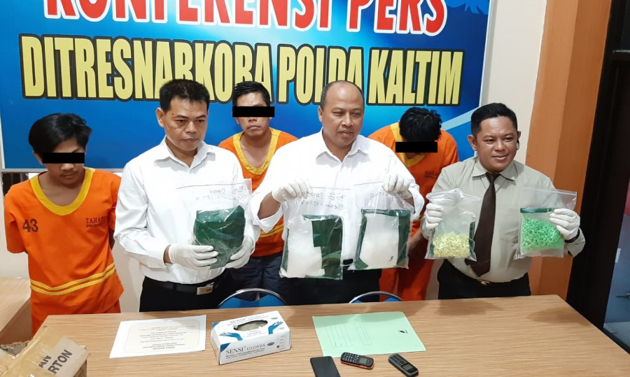 Dir Resnarkoba Polda Kaltim, Kombes Pol Ahmad Shaury saat menunjukan barang bukti narkoba sabu dan ekstasi