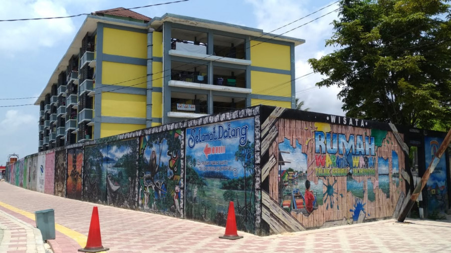 SEPI - Rumah Warna Warni Teluk Seribu di Jalan Persatuan Manggar Baru ini kian sepi pengunjung. (Hendra/KoranKaltim.Com)