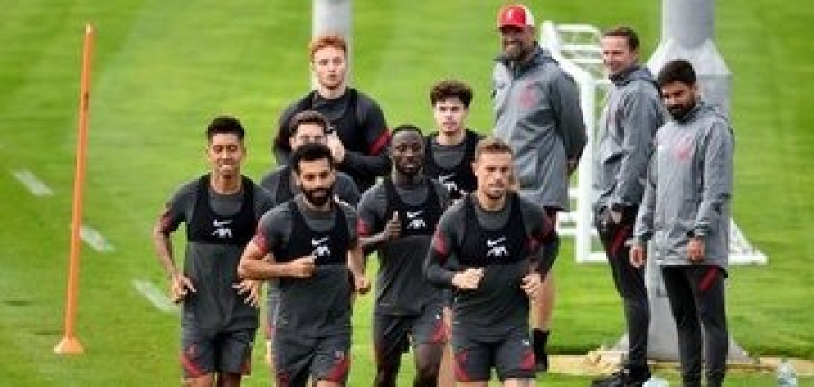 Mohamed Salah (depan kiri) bersama skuat Liverpool dalam sesi latihan jelang laga perdana menghadapi Leeds United besok. (liverpoolfctwitter)